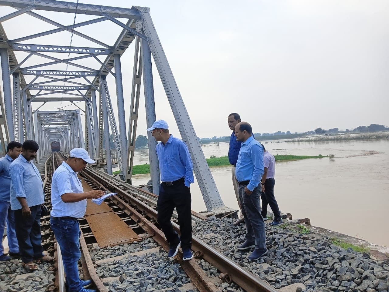 Mansi-Saharsa Railway Section:धमारा घाट रेल पुल का एडीआरएम ने किया निरीक्षण