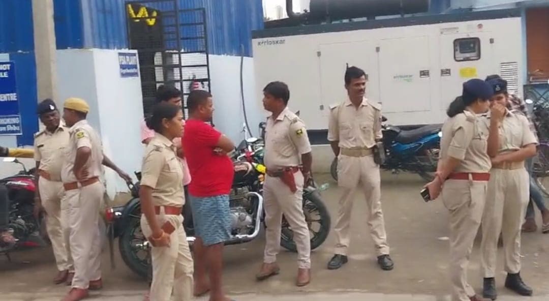 Bike riding youth dies after being hit by truck ट्रक की ठोकर से बाइक सवार युवक की मौत, परिजनों ने अस्पताल में किया हंगामा