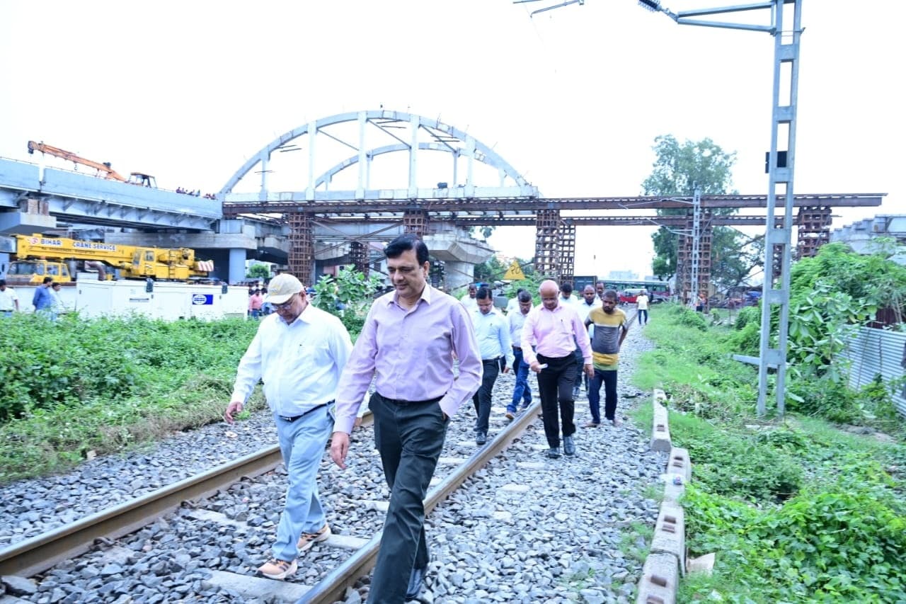 Former Central Railway General Manager inspected: पूर्व मध्य रेल महाप्रबंधक ने किया नरकटियागंज रेलखंड का विंडो ट्रेलिंग निरीक्षण