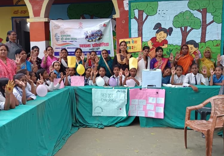 menstrual hygiene: छात्राओं को किया जागरूक