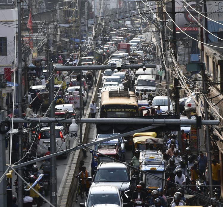 वाहनों की जांच से आक्रोशित हुए चालक, पुलिस पर किया पथराव