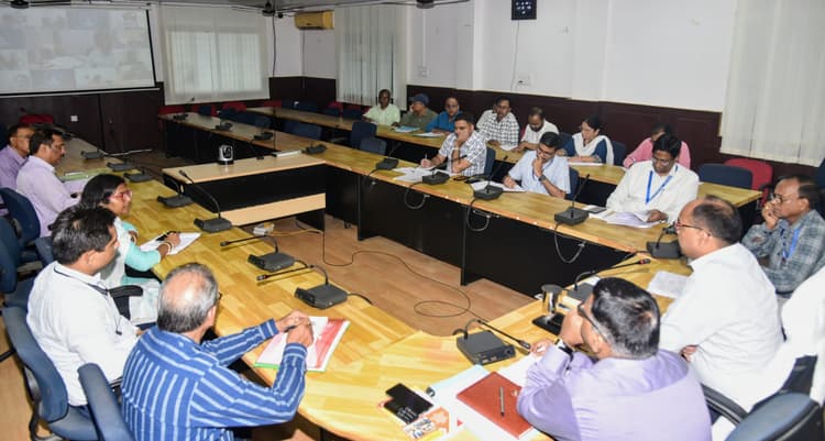 दाखिल-खारिज के आवेदन लंबित रहने पर कार्रवाई : डीएम