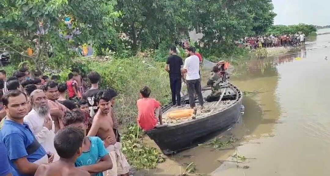 गंगा में नहाने गये दो दोस्त डूबे, तलाश जारी