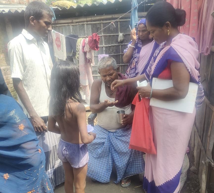 लोगों को जागरूक कर खिलायी जा रही फाइलेरिया से सुरक्षा की दवा