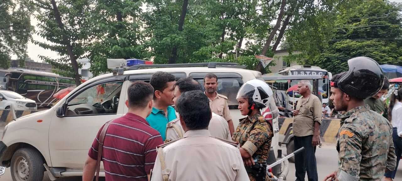 दुकान में छापेमारी कर चोरी के 28 मोबाइल किया जब्त