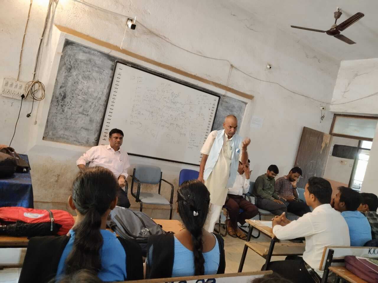 विद्यार्थियों को स्वैच्छिक रक्तदान के लिए किया जागरूक