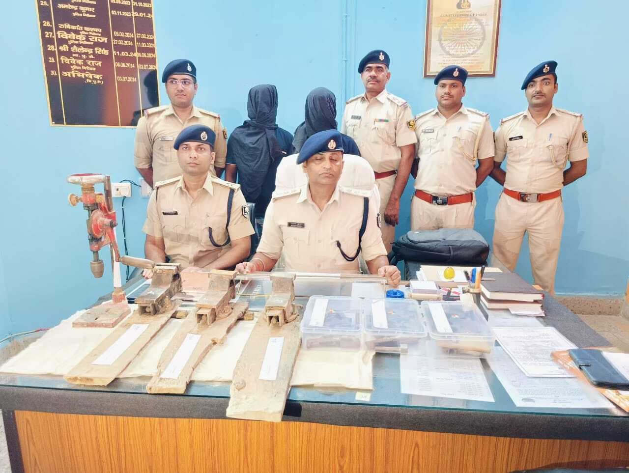 आपदा को बनाया अवसर, बाढ़ से घिरे दियारा में कर रहा था हथियार का निर्माण