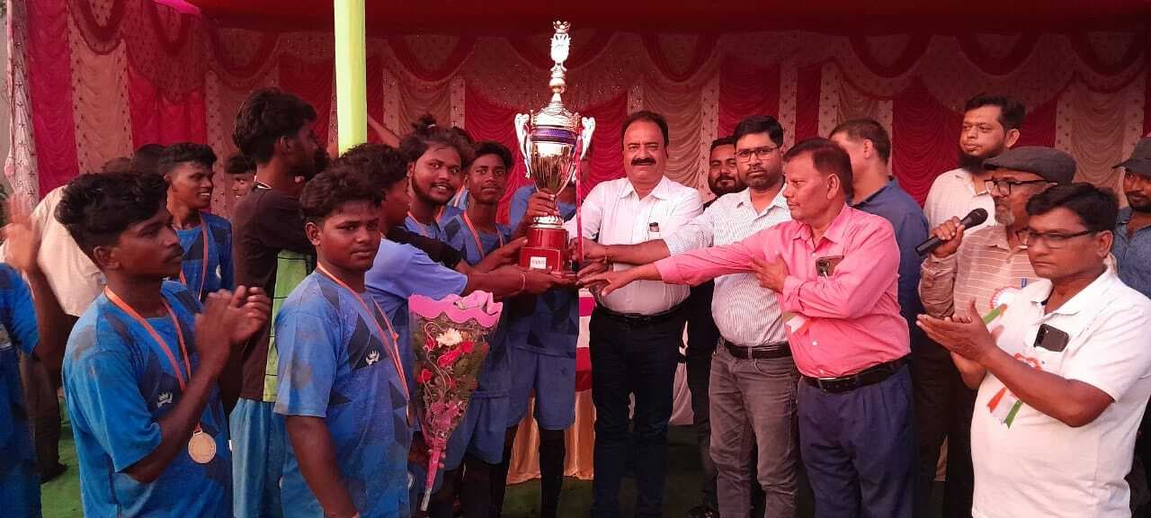 खून गांव की टीम ने विजेता के खिताब पर जमाया कब्जा, कोलियरी के जीएम ने किया पुरस्कृत