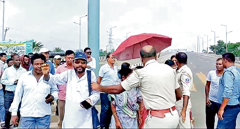 सिंघारन नदी बचाओ कमेटी ने किया प्रदर्शन