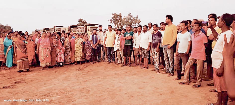 केंदा ग्राम बचाओ कमेटी ने की पुनर्वास की मांग, किया प्रदर्शन