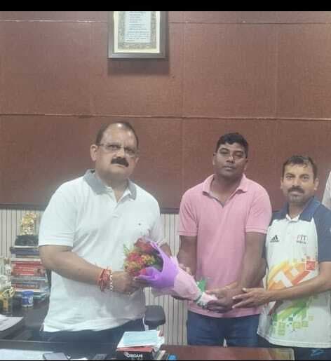 Sports coach: खेल मंत्री मिथिलेश ठाकुर से मिले डे बोर्डिंग प्रशिक्षक, सौंपा मांग पत्र