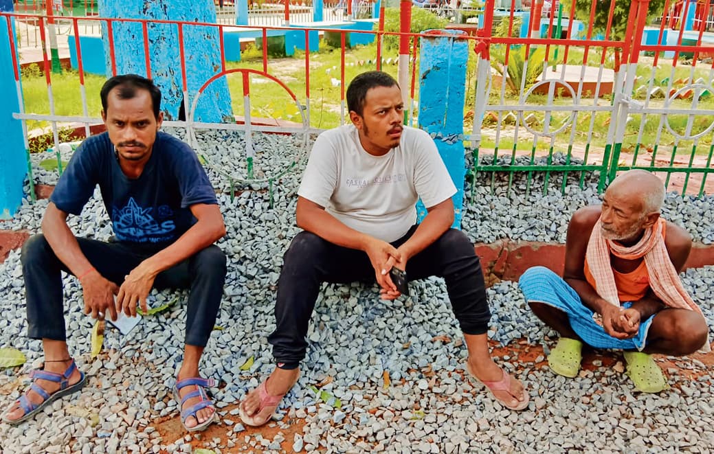 Gopalganj News  : दिघवा दुबौली में होटल में लटकता मिला किशोर का शव, परिजनों ने लगाया हत्या का आरोप