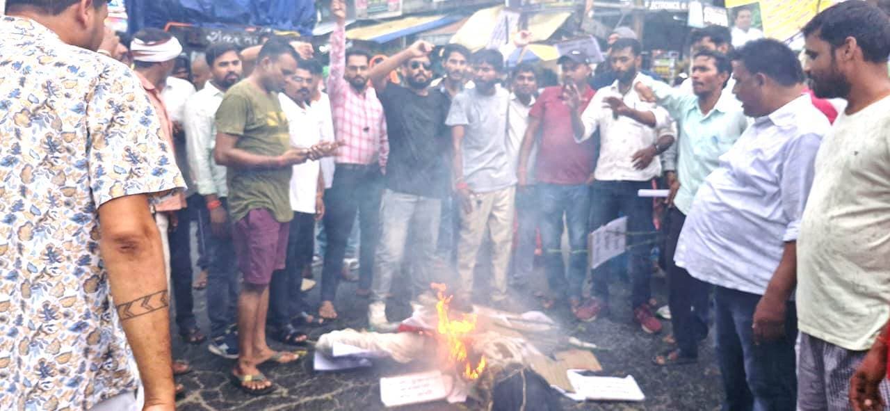 Aurangabad News : पंच सरपंच संघ ने सिमरा थानाध्यक्ष का किया पुतला दहन