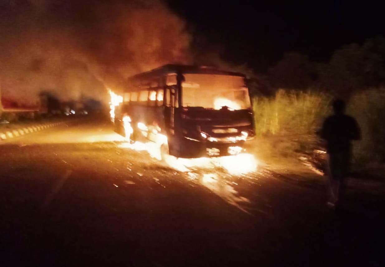 ARA NEWS : तेज रफ्तार बस ने बाइक में मारी टक्कर युवक की मौत, भाई समेत दो लोग जख्मी