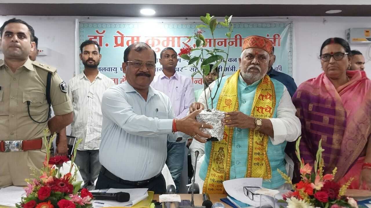 लक्ष्य के अनुरूप कार्यों को पूरा करें अधिकारी : प्रभारी मंत्री