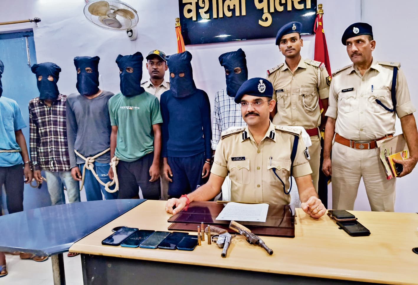 hajipur news. लूट व हत्याकांडों में शामिल आधा दर्जन आरोपित गिरफ्तार