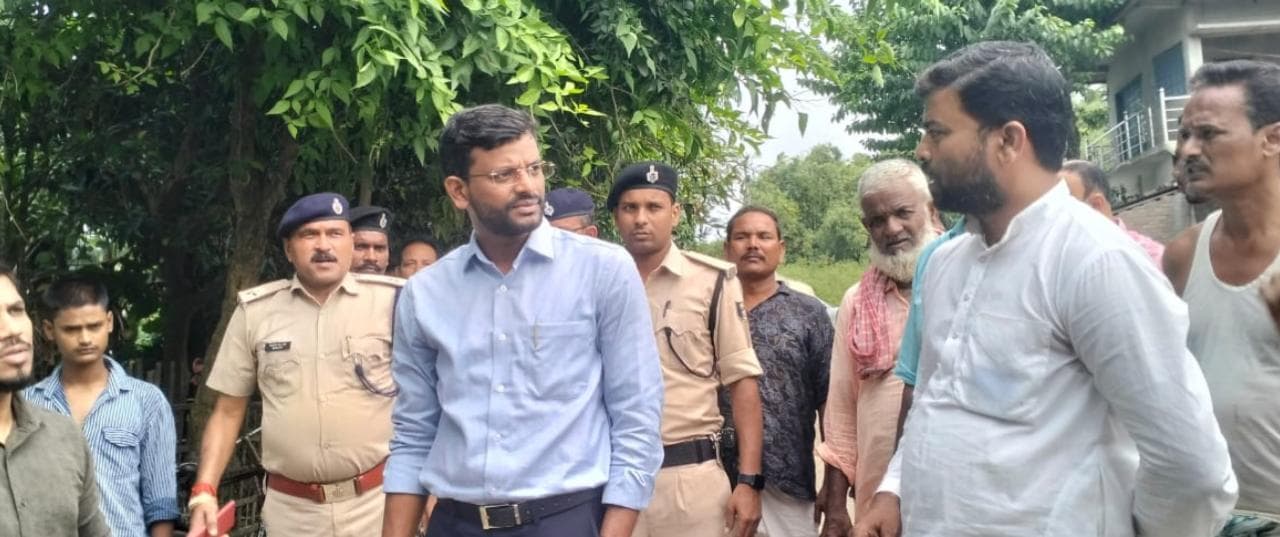 बाढ़ पीड़ितों को प्लास्टिक नहीं मिलने पर नाराज हुए डीएम