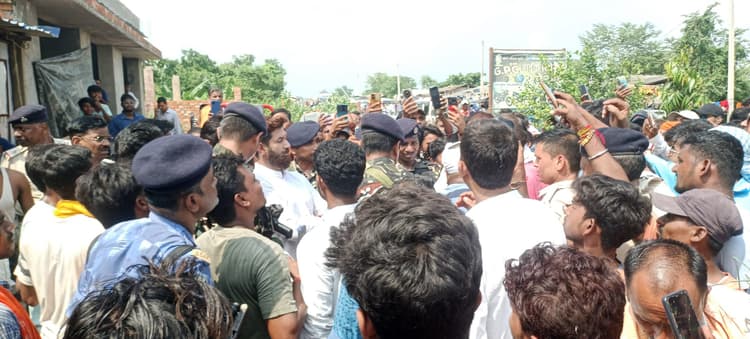 Darbhanga News: राहत सामग्री वितरण में अनियमितता के खिलाफ सड़क पर उतरे बाढ़ पीड़ित