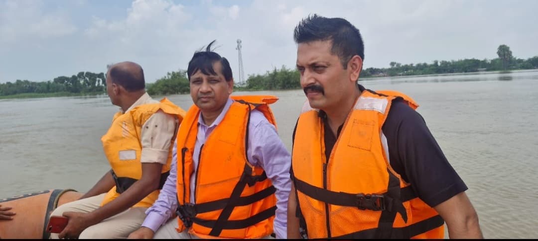 Darbhanga News: डीएम व एसएसपी ने बाढ़ पीड़ितों का लिया जायजा