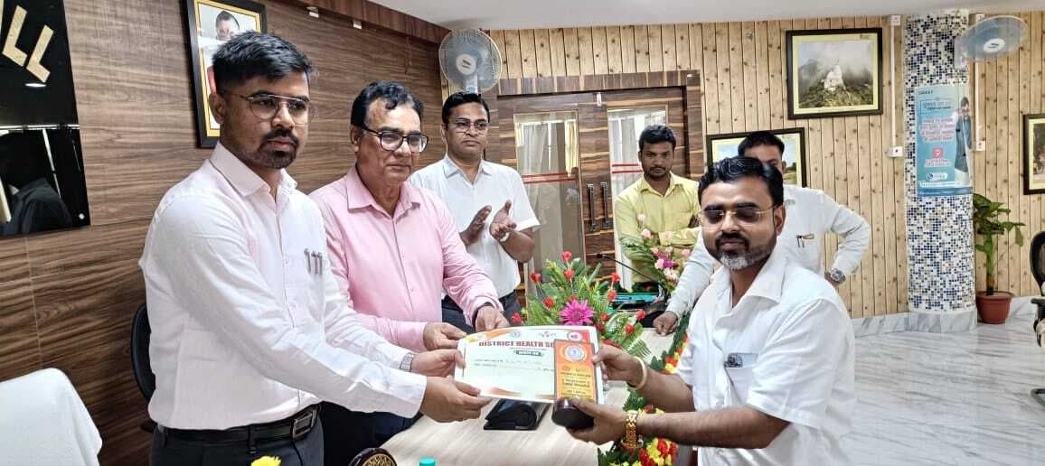 Giridih News: डीसी ने रक्तवीरों को वार्षिक रक्तदान प्रोत्साहन पुरस्कार से किया सम्मानित