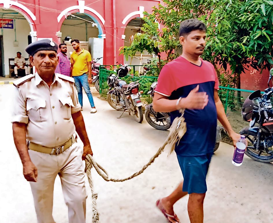 सड़क किनारे कार के अंदर पीरहा था शराब, चालक गिरफ्तार