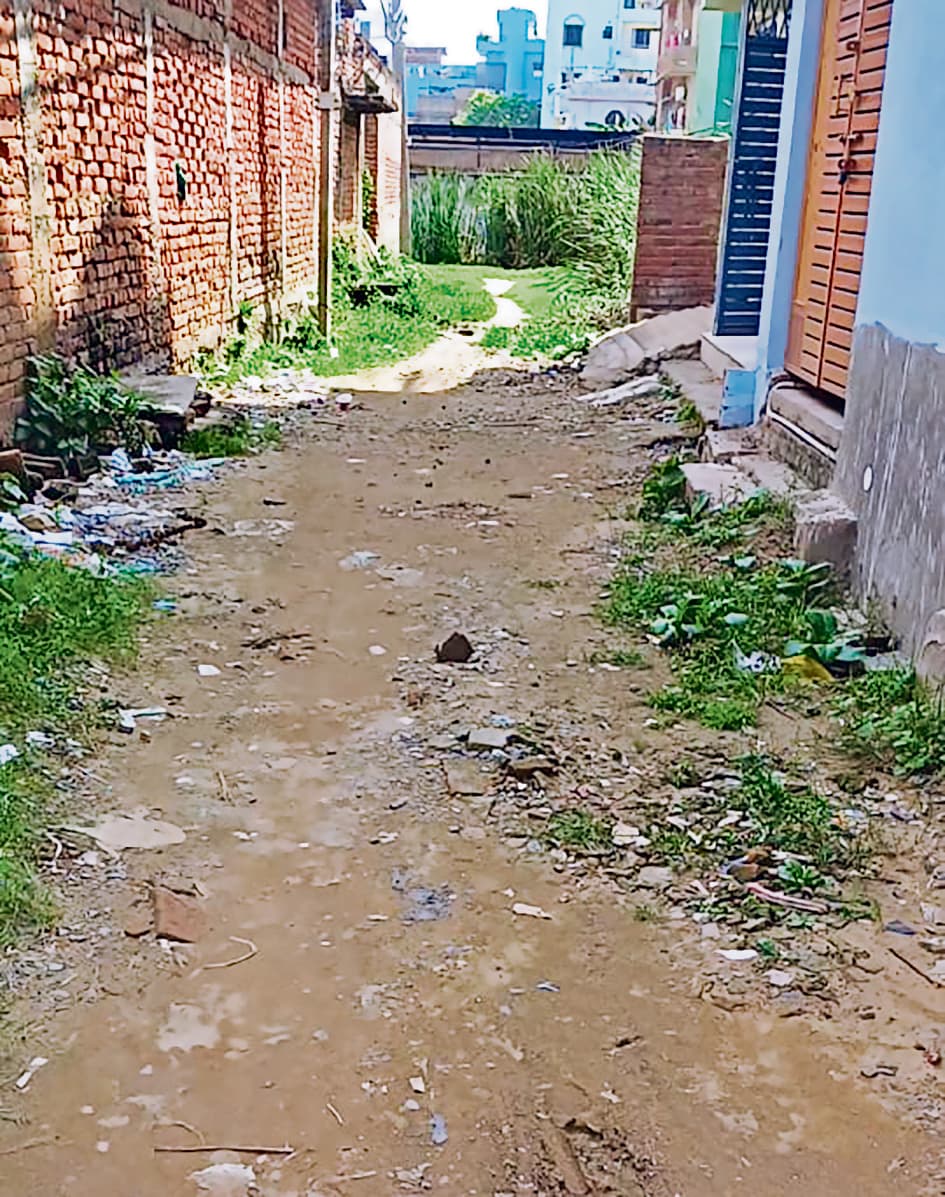 मुहल्ला बसे  पांच वर्ष बीते,  न नाला बना, न पक्की सड़क
