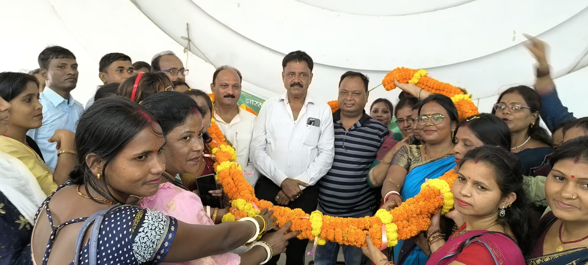 Giridih News: सेवा पुनर्बहाल होने पर गाजे-बाजे के साथ गिरिडीह विधायक आवास पहुंची पोषण सखियां, जताया आभार