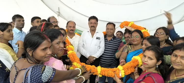 Giridih News: सेवा पुनर्बहाल होने पर गाजे-बाजे के साथ गिरिडीह विधायक आवास पहुंची पोषण सखियां, जताया आभार