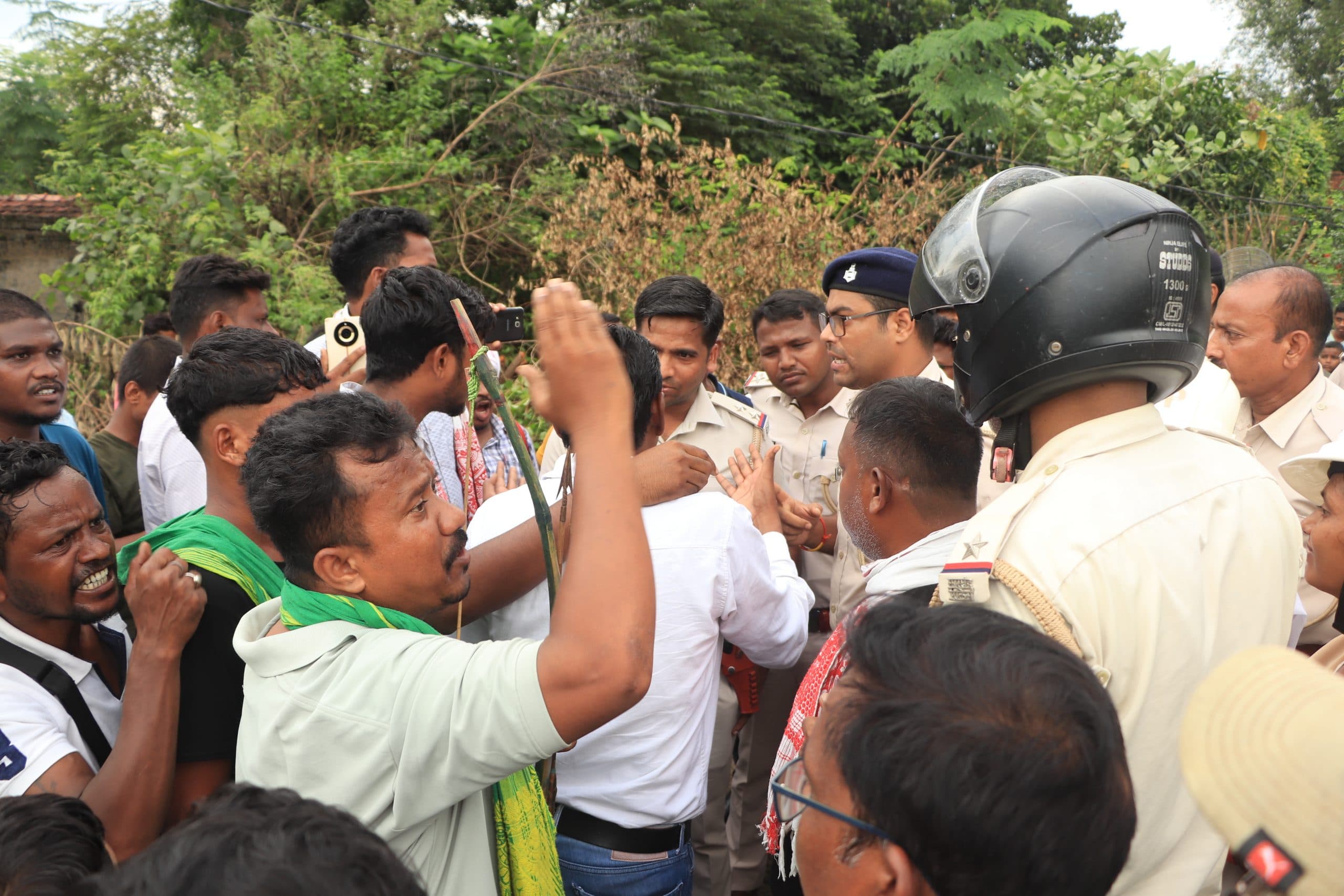 Jamshedpur News : जमीन का सीमांकन करने पहुंची टीम ग्रामीणों के विरोध के बाद बैरंग लौटी