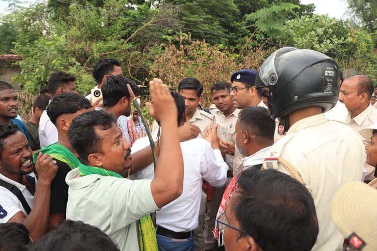 Jamshedpur News : जमीन का सीमांकन करने पहुंची टीम ग्रामीणों के विरोध के बाद बैरंग लौटी