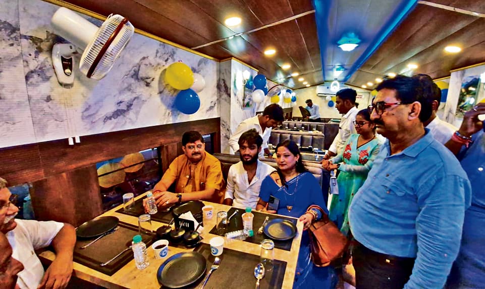 DHANBAD NEWS : रेल कोच रेस्टोरेंट में उठायें लजीज व्यंजनों का लुत्फ