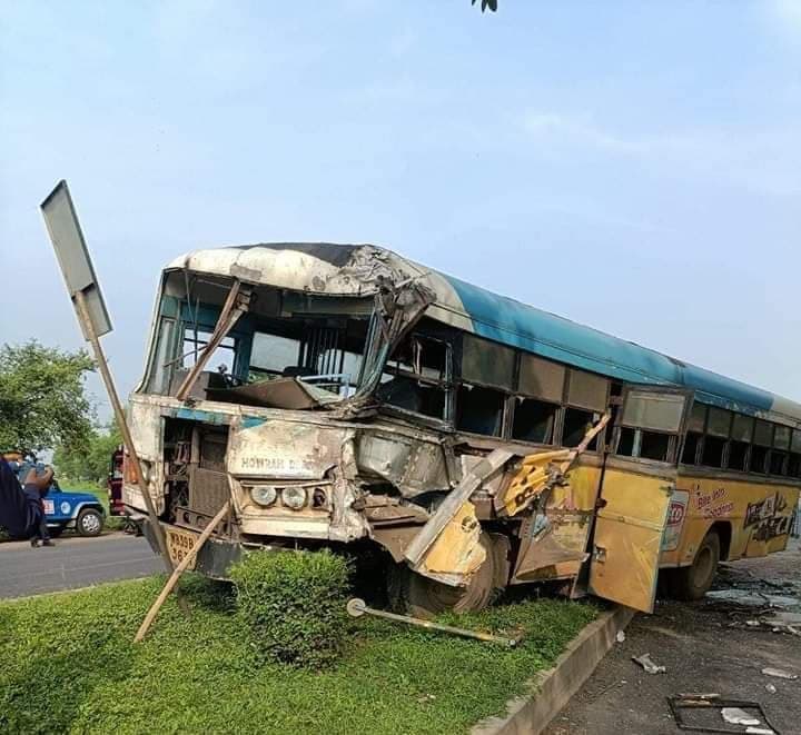 एनएच-34 पर दो बसें आपस में भिड़ी, आठ लोग घायल