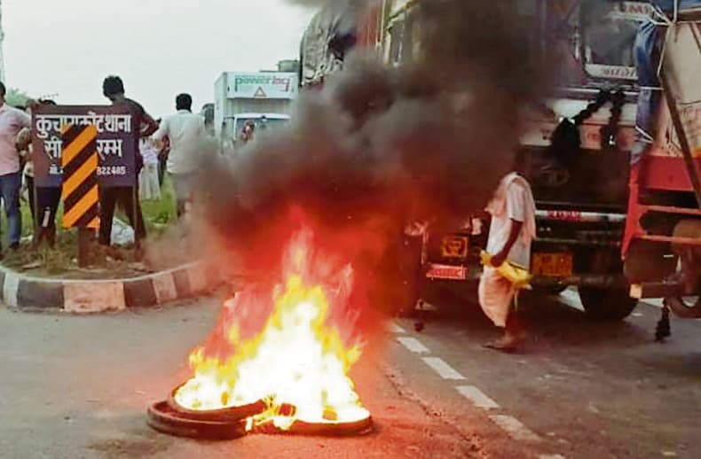 Gopalganj News : कोन्हवा में ट्रक ने बाइक सवार दो लोगों को कुचला, एक की मौत, विरोध में हाइवे को जाम कर की गयी आगजनी