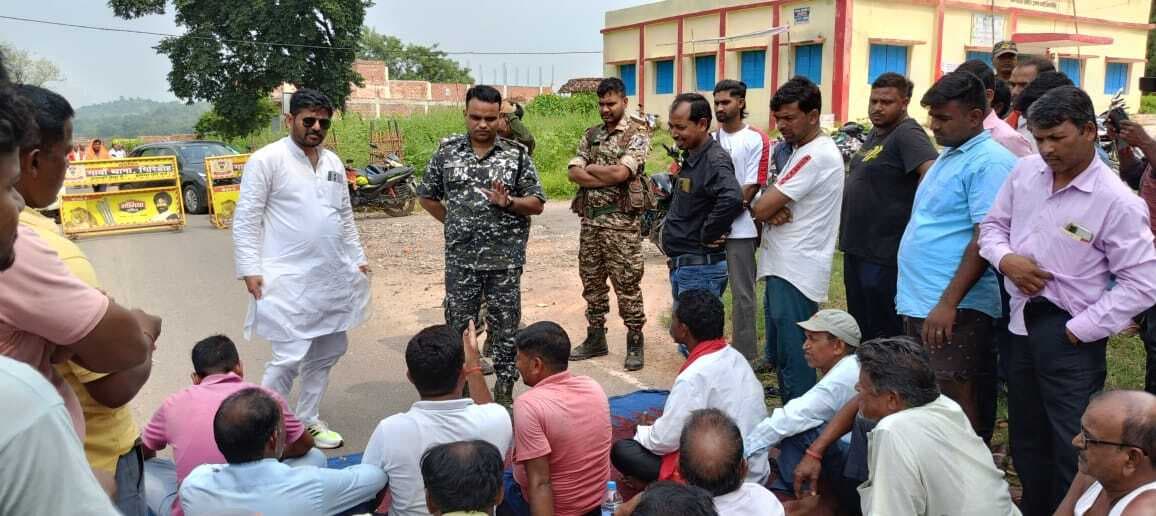 Giridih News: पुलिस पिकेट हटाने से नाराज ग्रामीणों ने किया रोड जाम