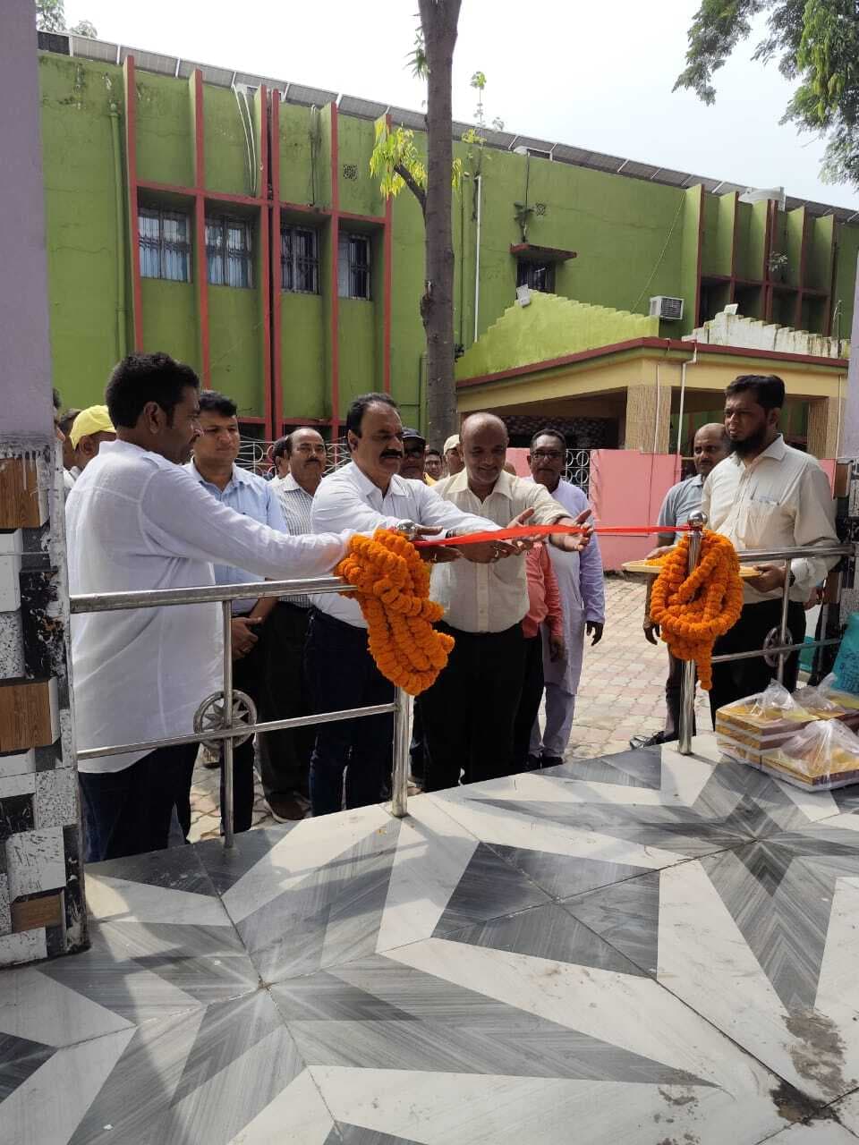 कोलियरी के क्षेत्रीय कार्यालय परिसर में बापू की प्रतिमा का जीएम ने किया अनावरण