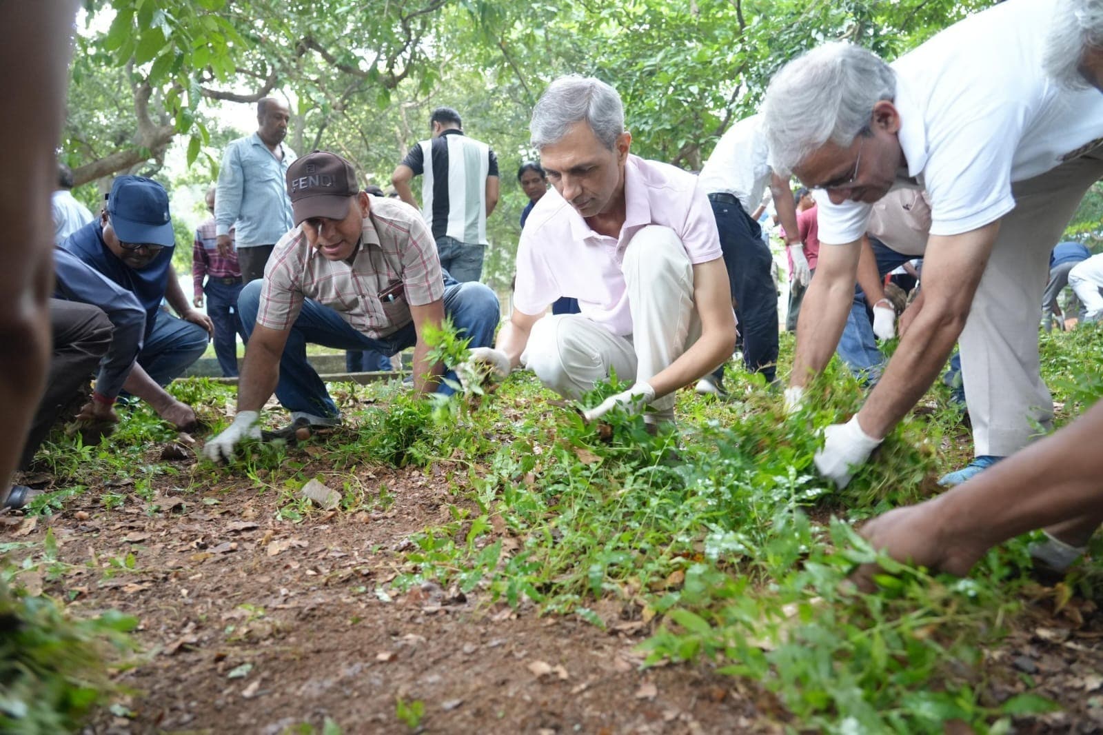 चिरेका महाप्रबंधक ने किया सामूहिक श्रमदान