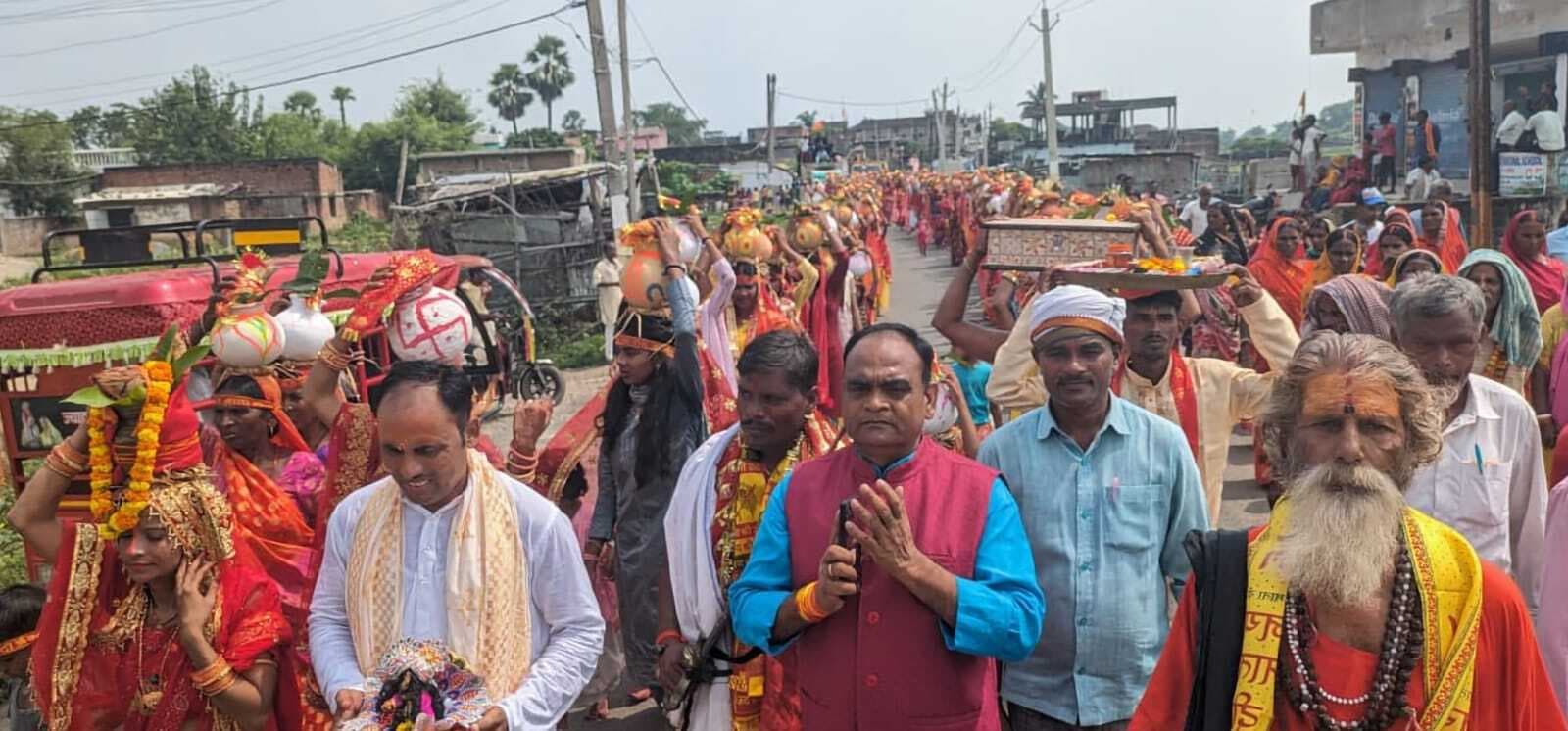 अमरथ में निकाली गयी भव्य कलश यात्रा