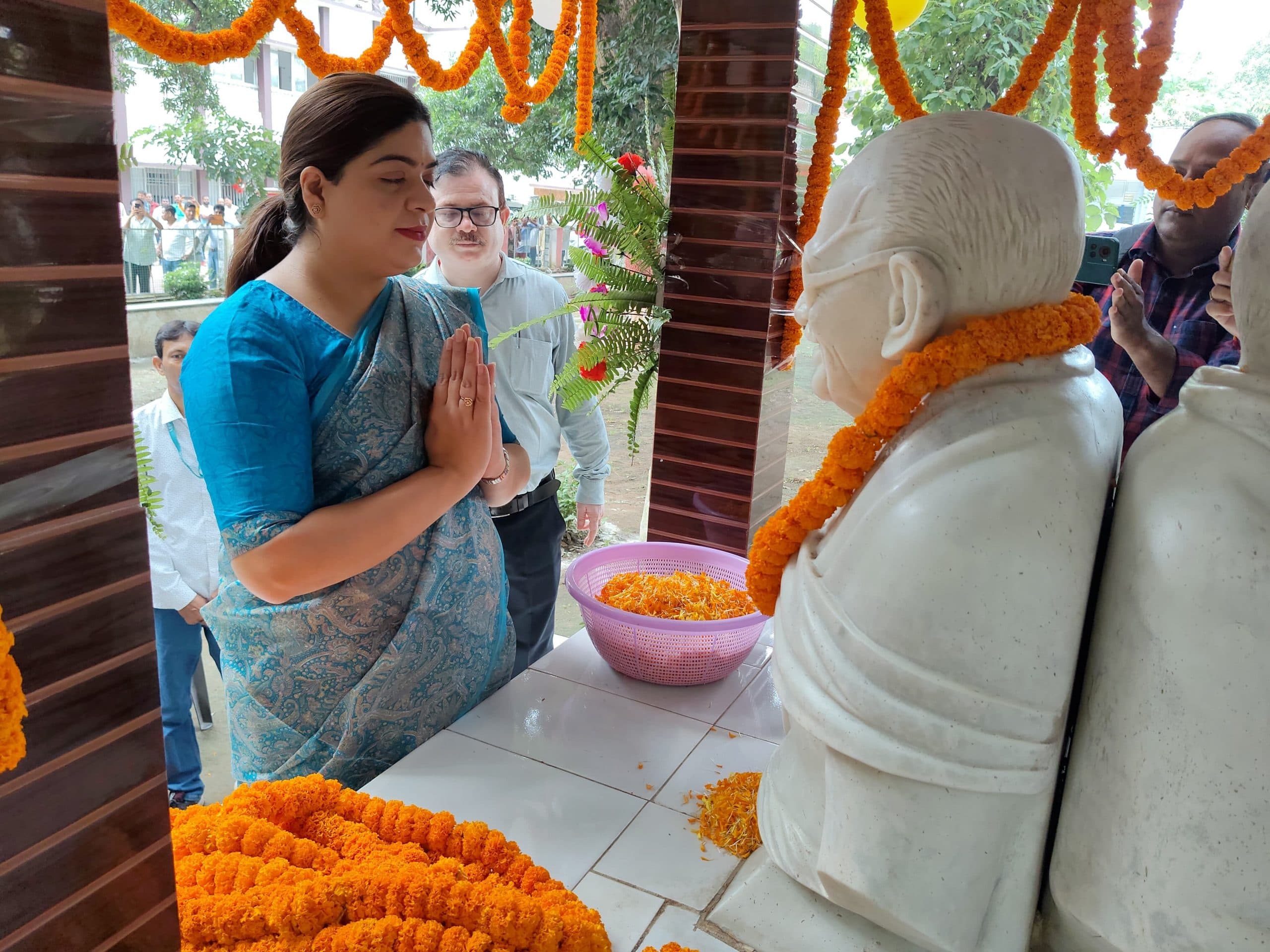 बापू के बताये मार्गों पर चलने का लिया संकल्प