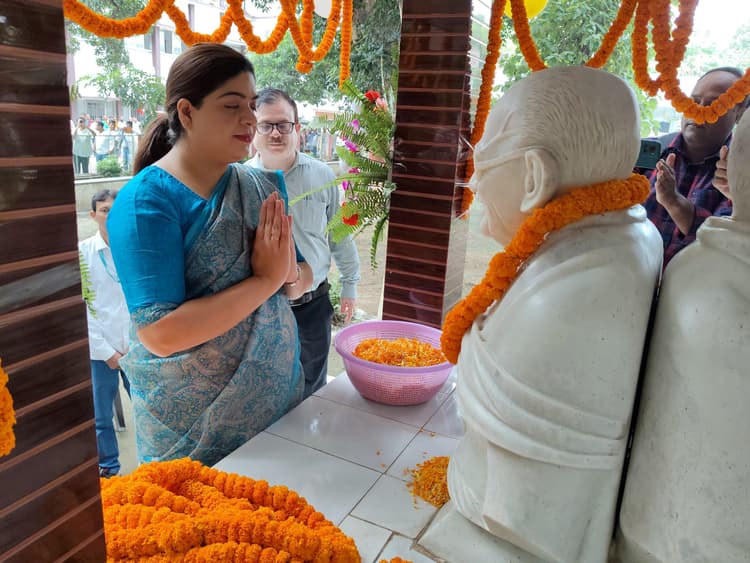 बापू के बताये मार्गों पर चलने का लिया संकल्प