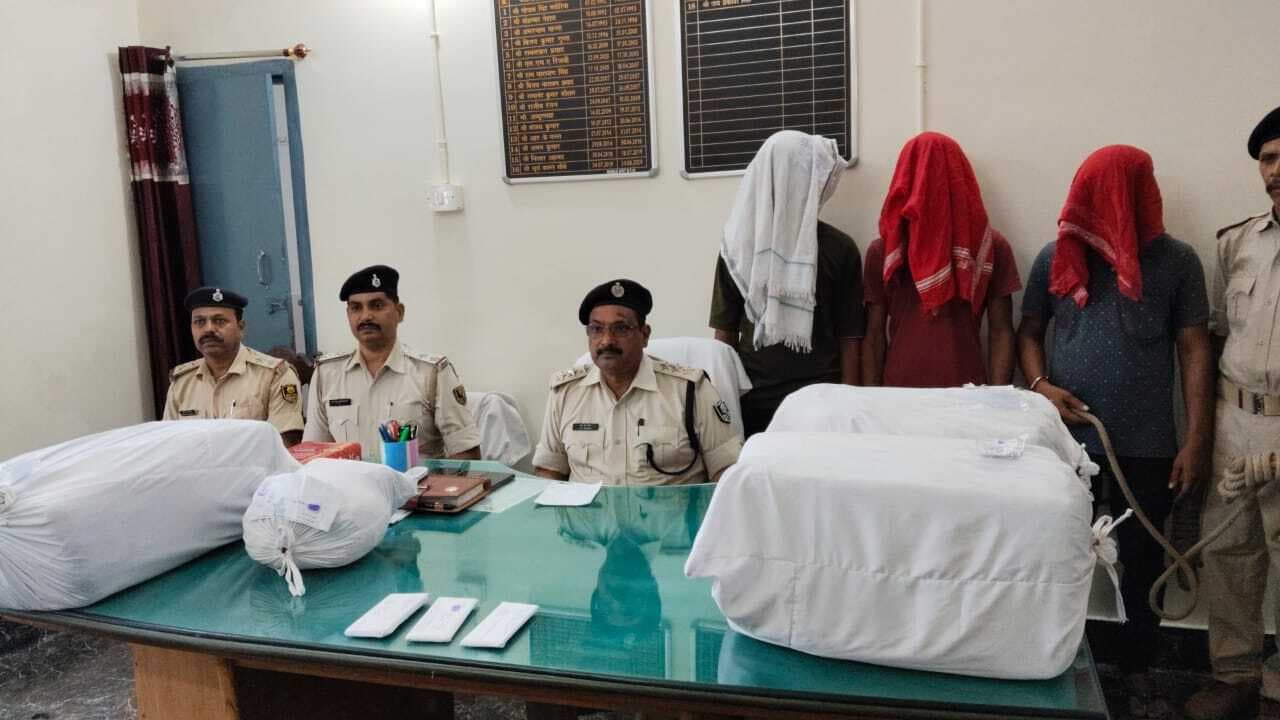 69.61 किलो गांजा, एक किलो चरस, तीन मोबाइल व बोलेरो के साथ तीन गिरफ्तार