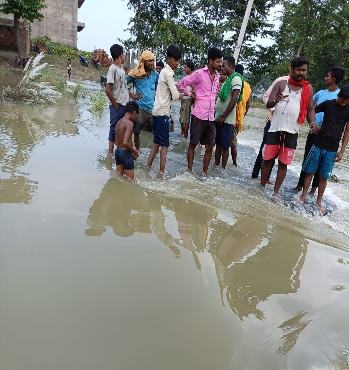 मोखलिसपुर व गोबरी का जिला मुख्यालय से संपर्क टूटा
