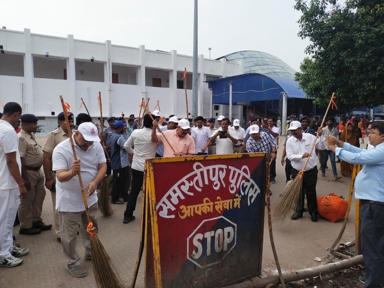 Gandhi Jayanti in Samastipur: रेल परिसर को सदा रखें साफ-सुथरा : डीआरएम