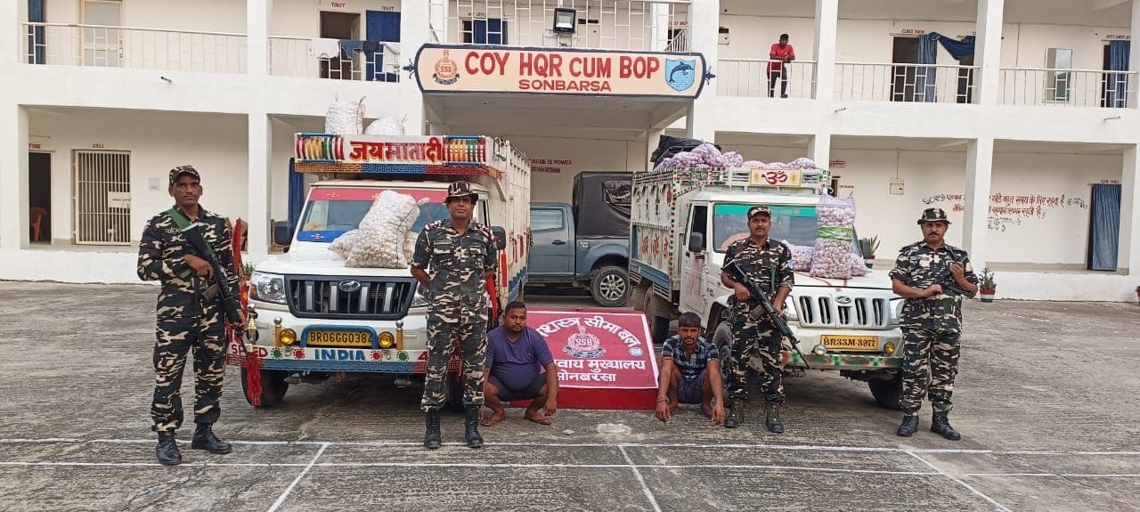 सोनबरसा में 12.80 लाख के चाइनीज लहसुन जब्त, दो तस्कर गिरफ्तार