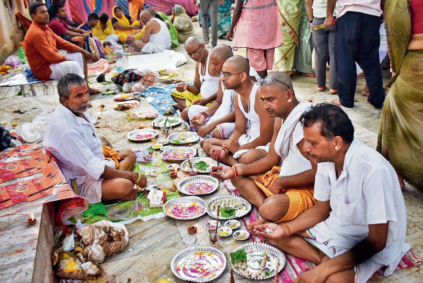 Gaya News : फल्गु में डेढ़ लाख श्रद्धालुओं ने पितरों को किया जल तर्पण