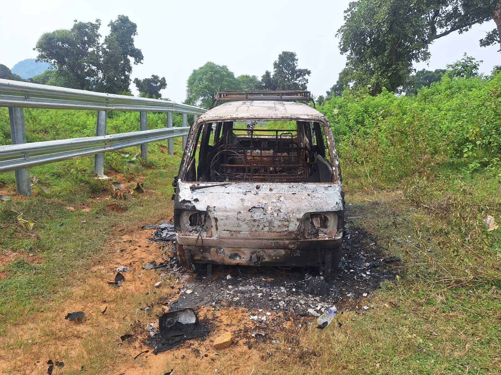 Giridih News: मालिक ने ही जला दिया मारुति वैन