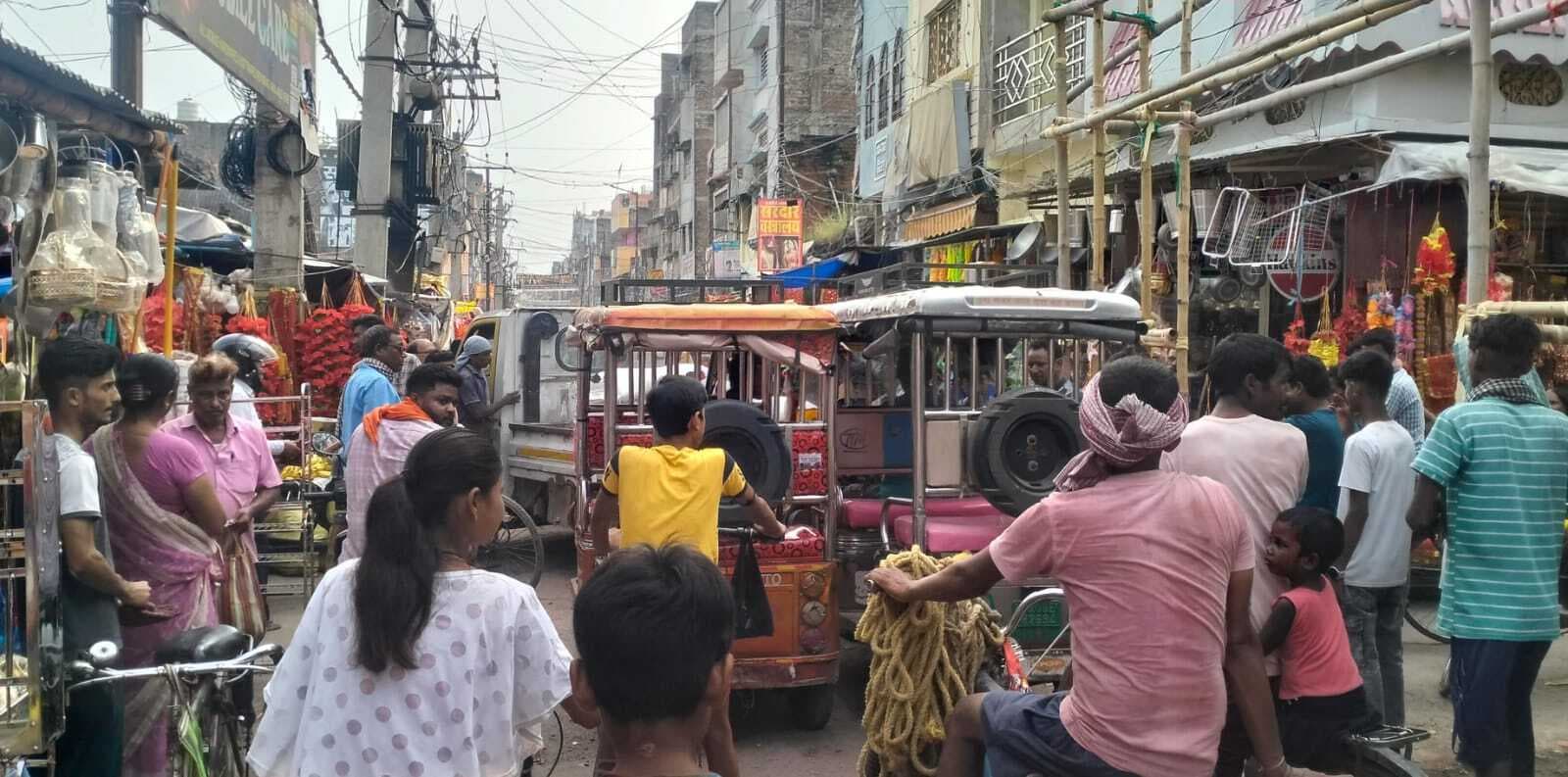 Munger News : महालया के साथ ही बाजार में बढ़ी खरीदारों की भीड़, जाम में फंसे रहे लोग