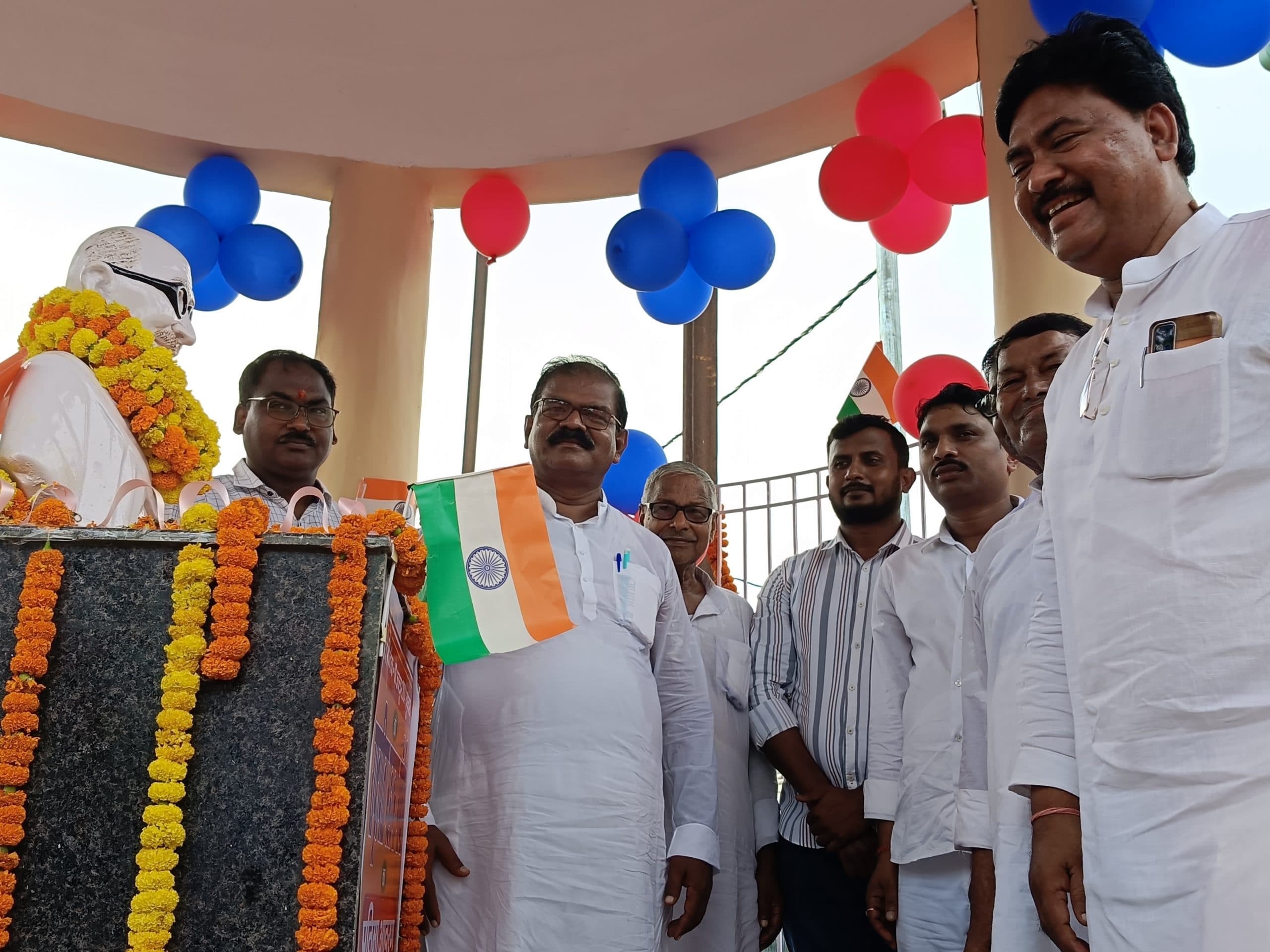 Gandhiji''s statue unveiled:  गांधीजी की प्रतिमा का हुआ अनावरण