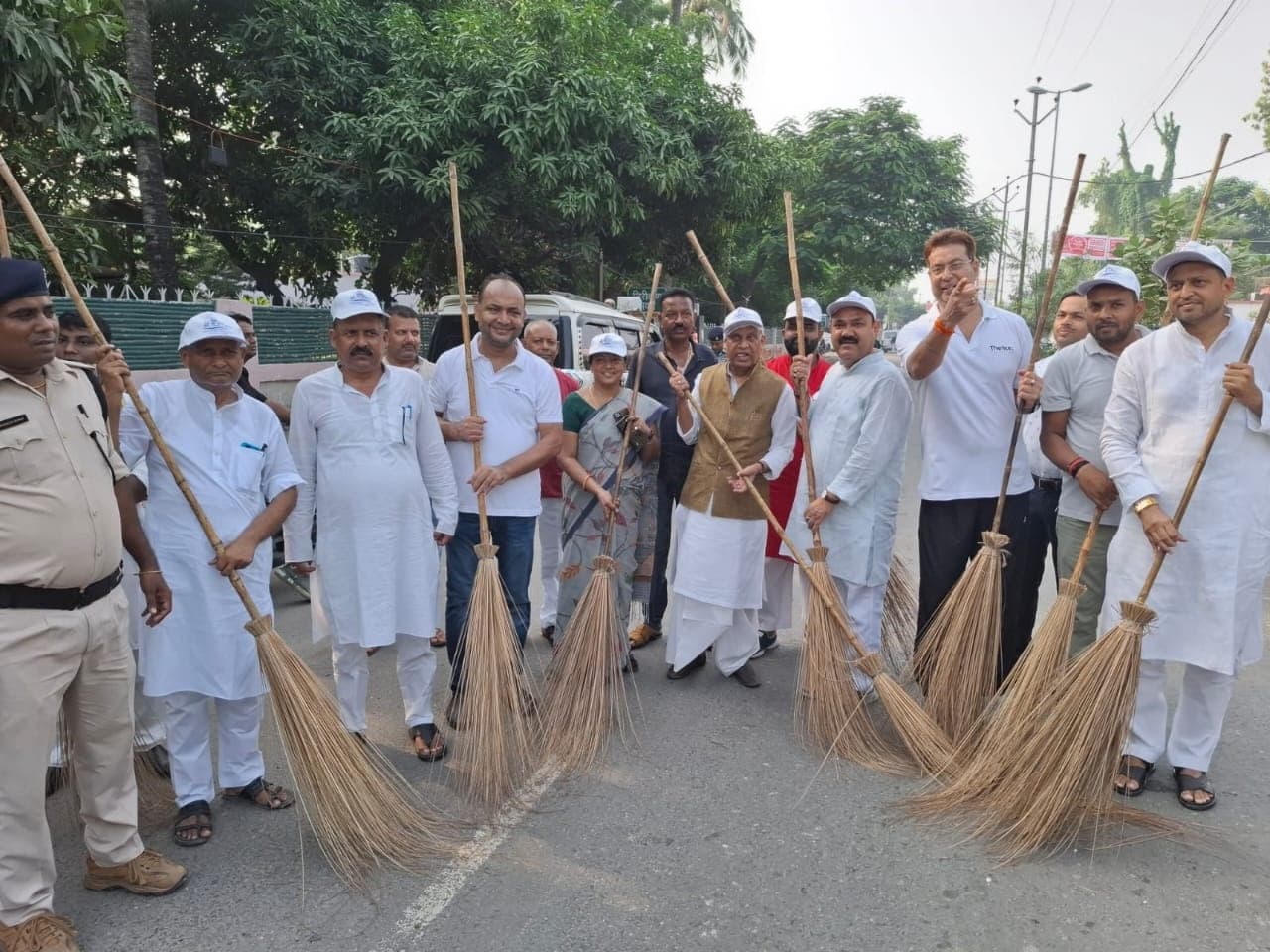 Birth anniversary of Mahatma Gandhi and Shastri ji: स्वच्छता की शपथ लेकर राष्ट्रपिता व पूर्व प्रधानमंत्री लालबहादुर शास्त्री को दी श्रद्धांजलि