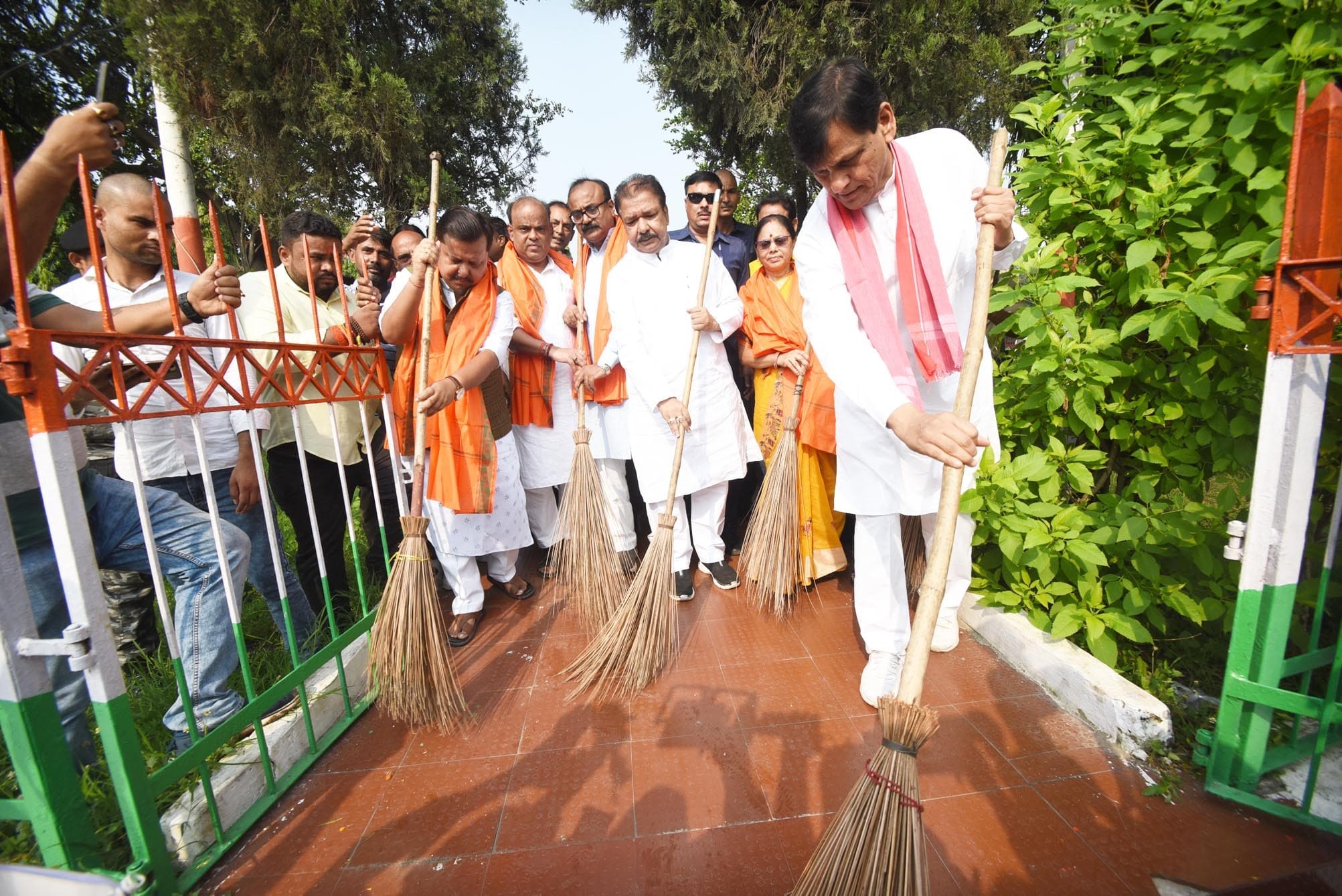 गांधी जयंती पर बीजेपी नेताओं ने चलाया स्वच्छता अभियान, मंत्री ने कहा- छठ तक चकाचक होगा