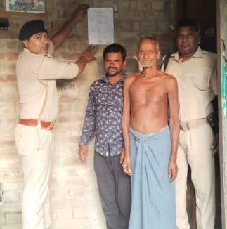 फरार दो आरोपी के घर पुलिस ने चिपकाया इश्तेहार